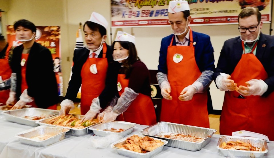 CJ제일제당이 제품 후원에 참여한 미국 ‘버지니아 김치의 날’ 행사에 한인회 관계자와 아이린 신 버지니아 하원의원을 비롯한 주 정치인들이 김치를 담근 후 기념촬영을 하고 있다. (사진=CJ제일제당)