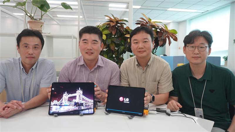 왼쪽부터 배형국 팀장, 김홍수 상무, 김상수 팀장, 김현기 팀장. (사진=LG디스플레이 제공)