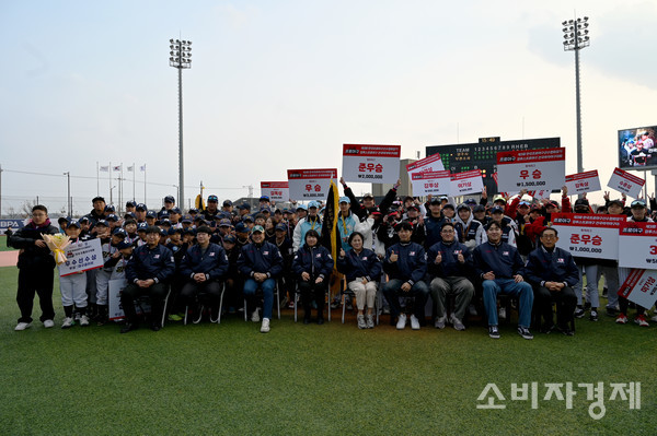 리틀야구 우승은 부천시 소사구 리틀야구단이 양주시 리틀야구단을 2대 1로 꺾고 차지했다. 여자야구 챔프와 퓨처 부문은 리얼디아몬즈와 비바피닉스가 각각 정상에 올랐다. [사진=신윤철 기자/ 위 사진 니콘Z6II로 촬영 되었습니다.]